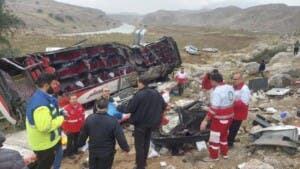 Accidente en Irán: al menos 13 muertos y 30 heridos tras volcamiento de autobús en Kermán