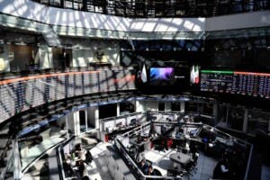 Bolsa mexicana cae 2.11 % en línea con mercados de EE.UU.
