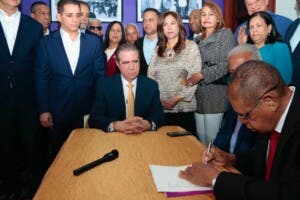 Francisco Javier García presenta su inscripción como aspirante presidencial del PLD
