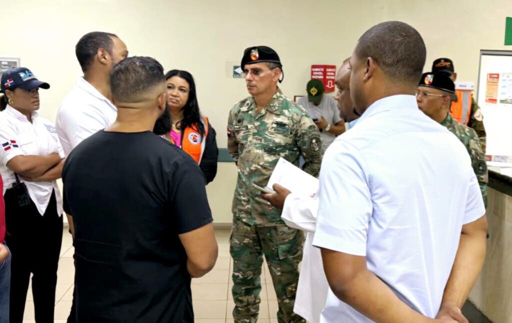 El comandante del Ejército, mayor general Jorge Iván Camino Pérez, visita el hospital donde están ingresados los militares heridos en el accidente que dejó un saldo de dos soldados fallecidos.
