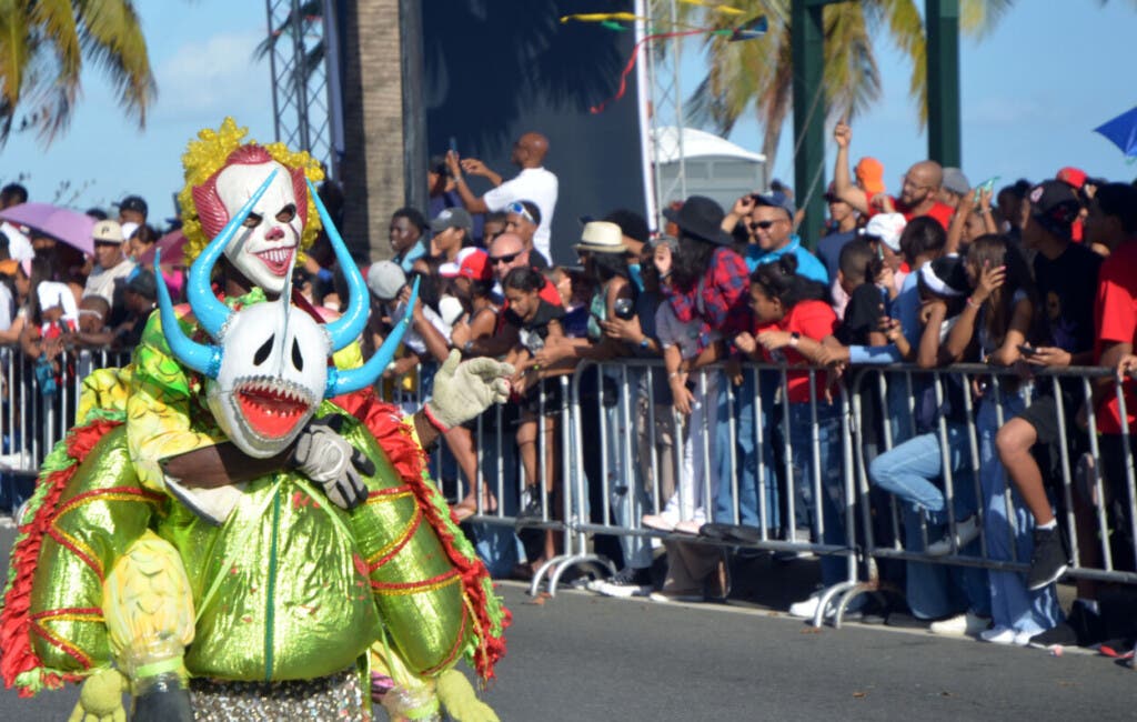 Miles de personas asistieron al Carnaval del Distrito Nacional, celebrado ayer domingo en el malecón de la capital./Foto Jorge González