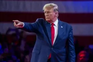 Trump ordena el desmantelamiento de siete agencias, entre ellas la de Voz de América
