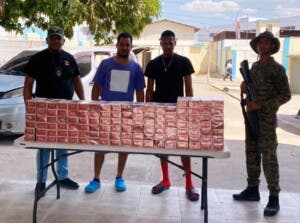Ejército retiene un auto con alijo 22,600 cigarrillos