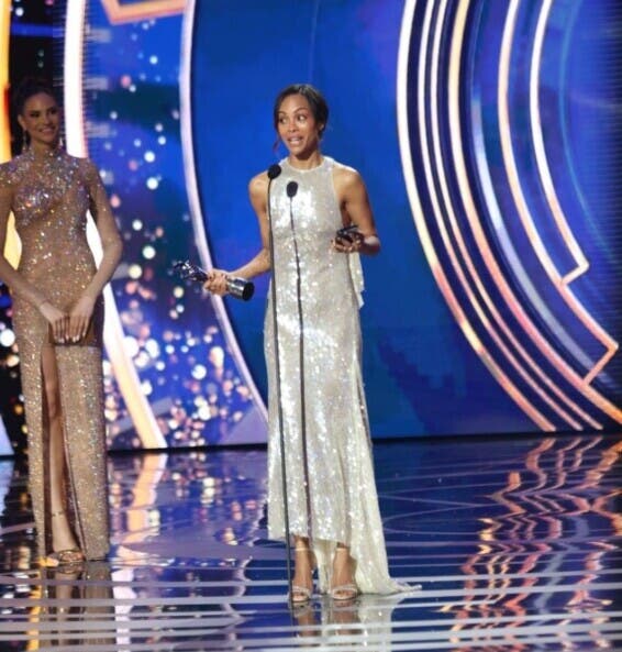 Zoe Saldaña en momentos que recibe un Soberano como actriz destacada en el extranjero, durante la celebración de los Premios Soberano 2025./Foto Olga Lidia de la Cruz