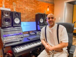 Escarling Abreu celebra 15 años de trayectoria musical con reconocimiento