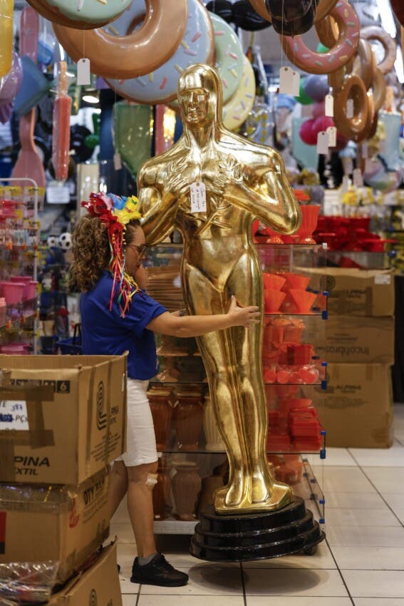 SAO PAULO (BRASIL), 26/02/2025.- Una vendedora lleva una réplica de una estatuilla de los premios Oscar este miércoles, en una tienda de disfraces de Carnaval en un popular centro comercial de São Paulo (Brasil). El largometraje 'Ainda estou aqui' (Aún estoy aquí), del director brasileño Walter Salles y que está nominado a tres Óscar de la Academia de Hollywood, entre ellos el de mejor película y mejor actriz, por la interpretación de Fernanda Torres. EFE/ Sebastião Moreira

