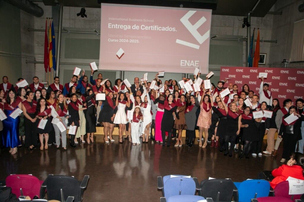 Los dominicanos recibieron los certificados luego de cursar maestrías en ditintas areas, quines fueron beneficiados con el programa de becas internacionales que otorga el Ministerio de Educación Superior, Ciencia y Tecnología (Mecyt),