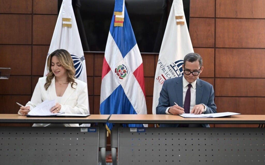 Eddy Olivares, ministro de Trabajo y Gloria Reyes de Supérate.
