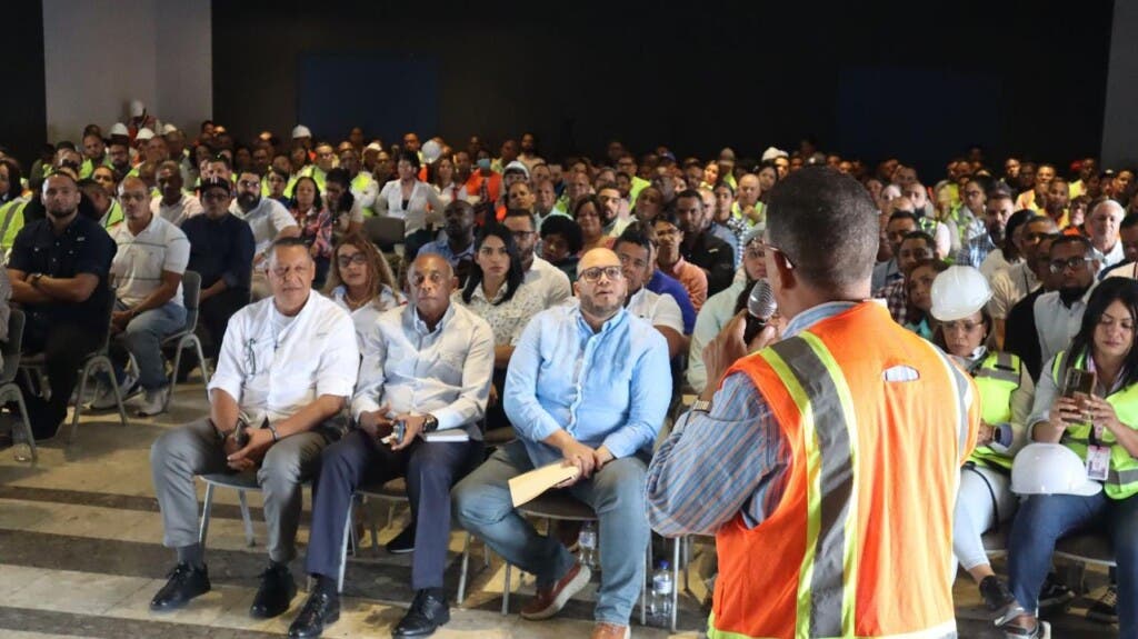 Roberto Herrera Polanco, director de la Dirección de Infraestructura Escolar, se dirige a los tecnicos durante una jornada de evalaución.