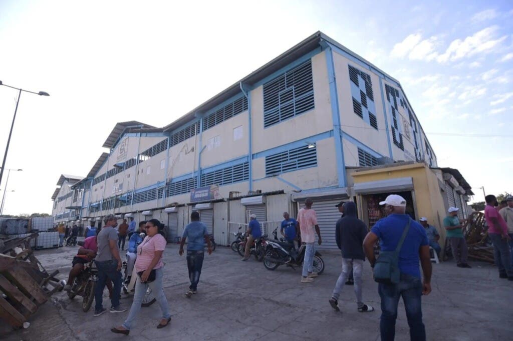 Algunos comerciantes dominicanos caminan en el mercado fronterizo, entre Haití y RD, el de mayor actividad comercial en la frontera, en Dajabón.