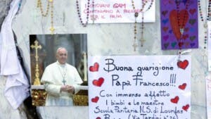 El papa recibe cientos de cartas de niños para desearle una pronta recuperación