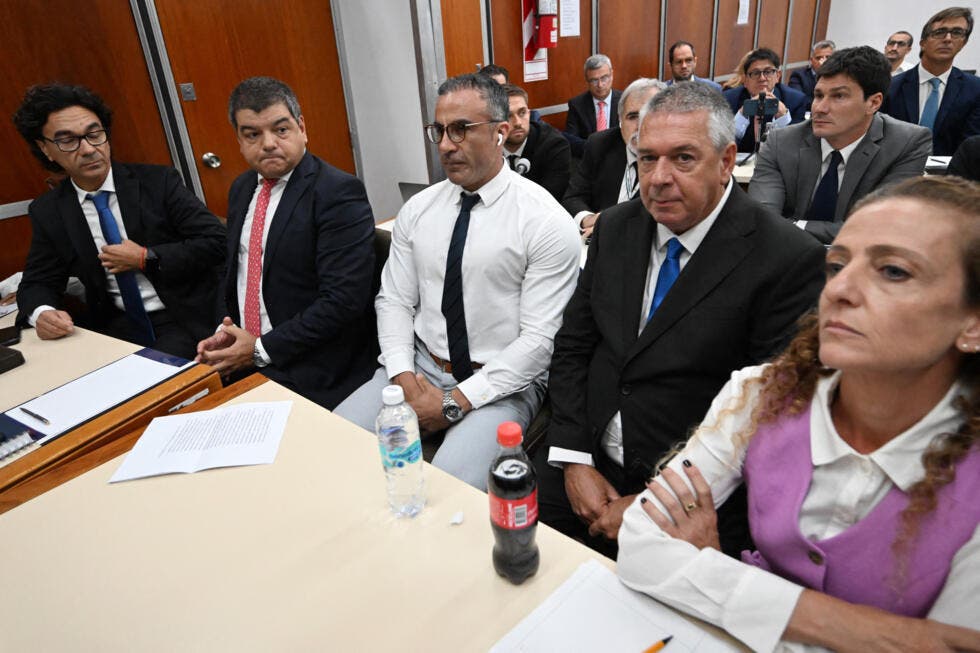 Cassinelli generó un gran impacto en la sala al exhibir las fotografías de la autopsia que realizó al cuerpo de Maradona y declarar que su corazón presentaba una “miocardiopatía dilatada”, "pesaba más del doble de lo normal" y presentaba signos una agonía que podría haberse extendido por hasta 12 horas.