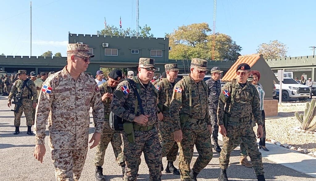 El ministro de Defensa, teniente general Carlos Antonio Fernández Onofre, durante un recorrido de supervisión por el muro fronterizo./Foto Julio Gómez
