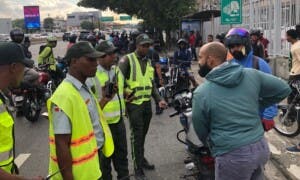 Motociclista se resiste a incautación de su motor tras cruzar túnel prohibido, pero acepta pagar multa