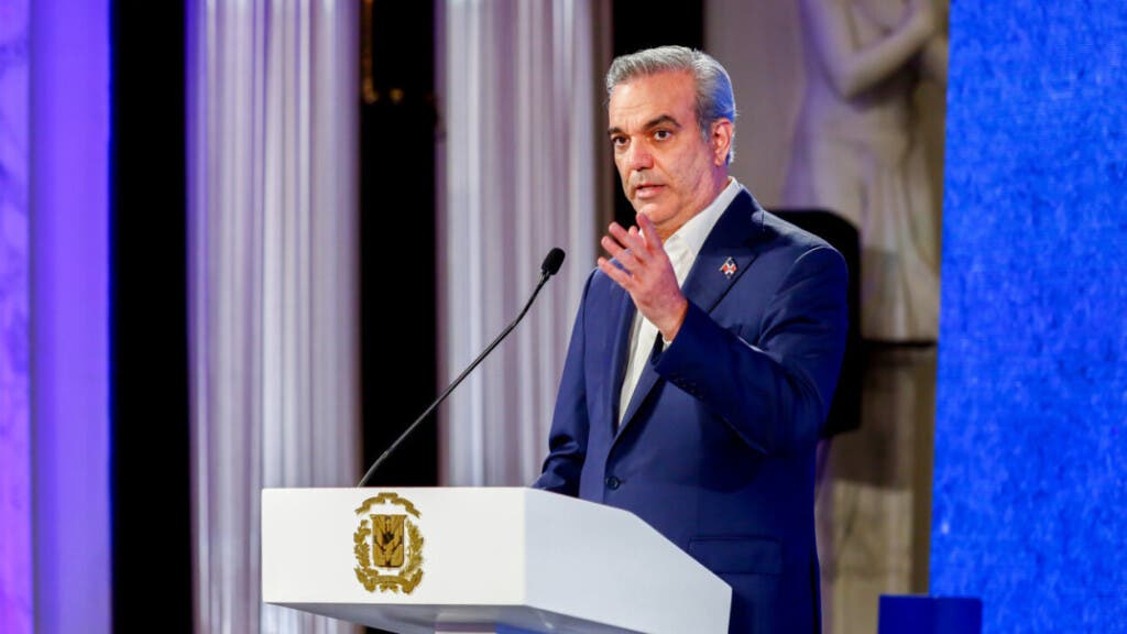El actual Gobierno que dirige el presidente, Abinader, tiene planteado reedefinir el sector salud, elevando la esperanza de vida de los dominicanos de 75 años a 77 en 2028.