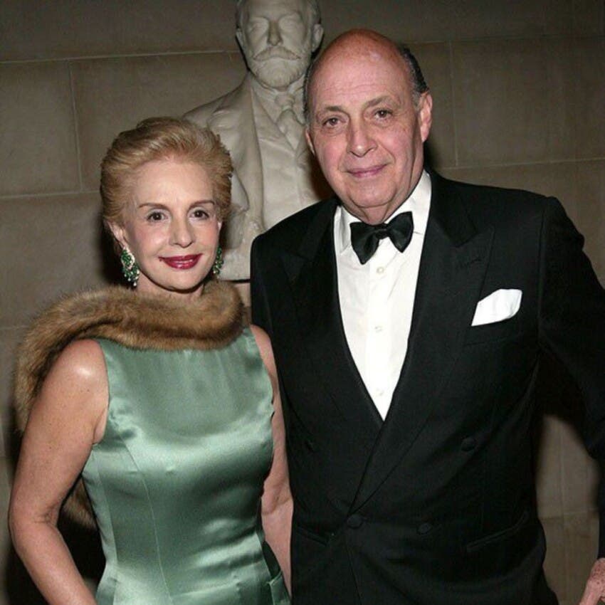 La diseñadora venezolana Carolina Herrera junto a su esposo Reinaldo Herrera, quien falleció el martes a los 91 años en Nueva York, donde el viernes se celebrará el funeral, según informan medios estadounidenses.