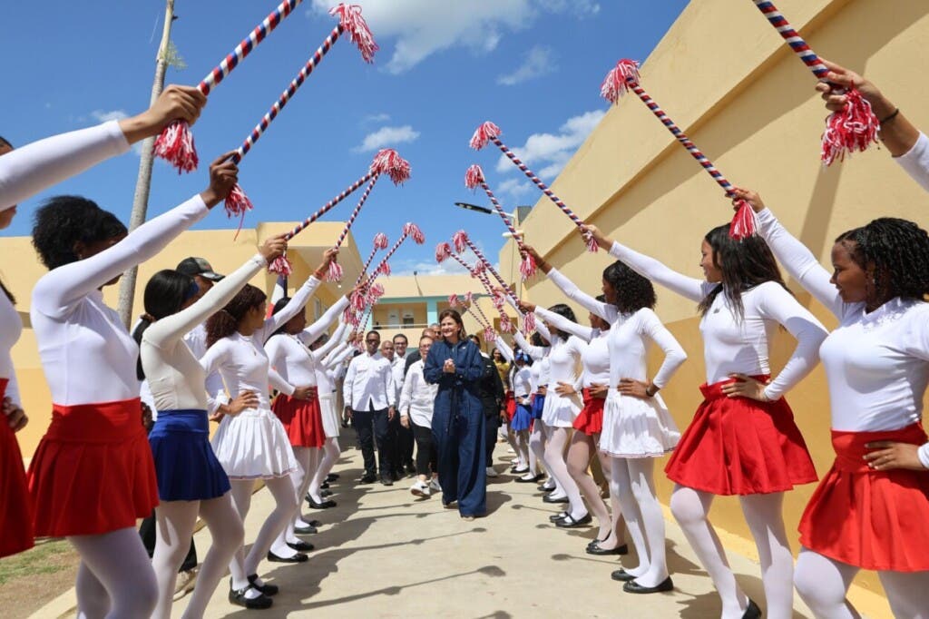 La vicepresidenta Raquel Peña encabezó el acto de inauguración de la escuela Don Berto Abreu, en el distrito municipal Hato del Yaque, la cual beneficiará a 315 estudiantes.