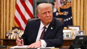 Trump exige al Congreso cortar financiación de radio y televisión públicas por supuesto sesgo