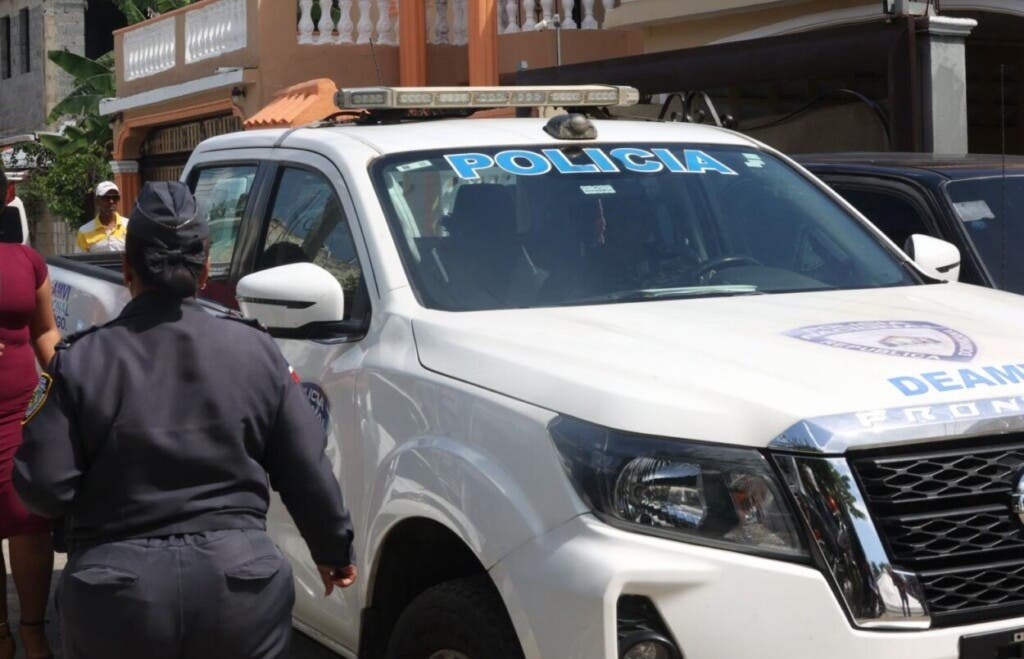 Una patrulla de la Policía en el lugar donde ocurrió una tragedia familiar tras un exmilitar arrebata la vida a su pareja, a uno de sus hijos y a su suegra tras un ataque brutal./Foto Elieser Tapaia