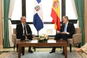 Abinader se reúne con el Rey de España, Felipe VI, en Montevideo