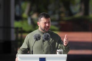 Zelenski pide a EE.UU. aclarar si detuvo envíos de armas