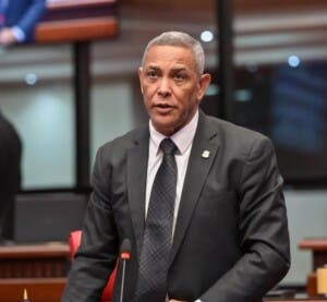 Senador Romero reintroduce proyecto de pensión para hijos de víctimas de feminicidio