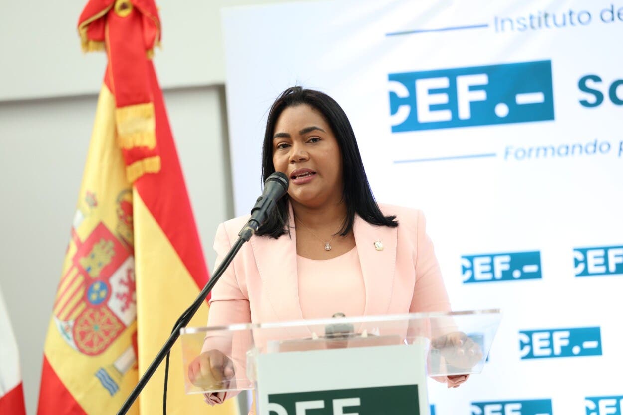 Leyvi Bautista presenta diplomado “Liderazgo Femenino en la Administración Pública”