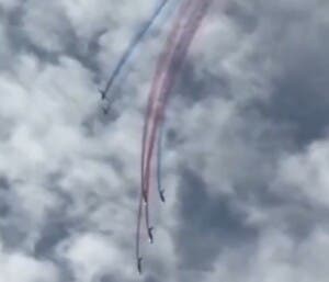 Colisión en vuelo: dos aviones de la Patrulla de Francia se accidentan, ¿Qué les pasó a los pilotos?