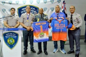 Director de la Policía Nacional reconoce a atletas ganadores en Juegos Deportivos Militares