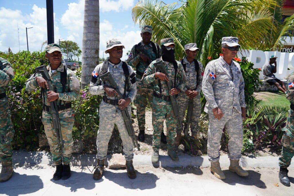 La marcha inició en la entrada del barrio Friusa y recorrió la calle España. Sin embargo, al llegar al punto con mayor concentración de población haitiana, los manifestantes fueron repelidos por la Policía.