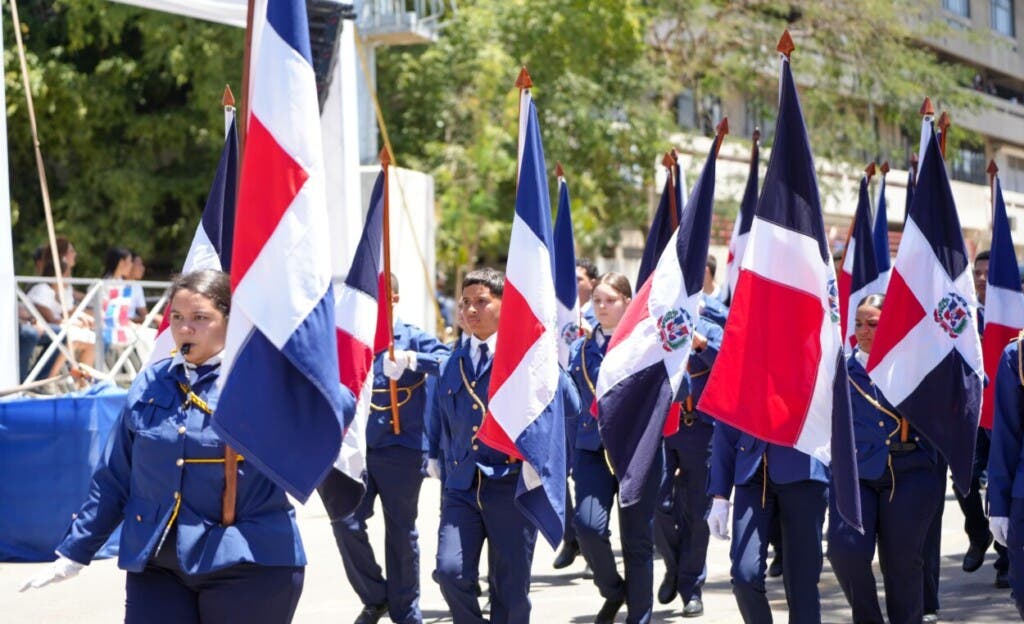 El desfile patriótico se llevó a cabo en la avenida Las Carreras, donde desfilaron cientos de estudiantes de centros educativos públicos y privados de Santiago, quienes marcharon portando banderas y atuendos representativos de la historia nacional. / Presidencia RD