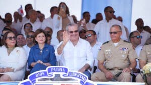 Abinader y Peña lideran el desfile por el 30 de Marzo en Santiago