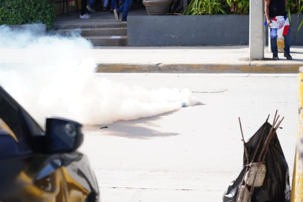 La marcha inició en la entrada del barrio Friusa y recorrió la calle España. Sin embargo, al llegar al punto con mayor concentración de población haitiana, los manifestantes fueron repelidos por la Policía.