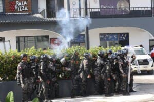 Manifestantes en El Hoyo de Friusa condenan agresión policial en su contra