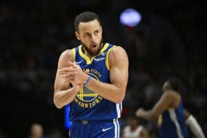 Steph Curry se regala el récord de 4.000 triples en la NBA por su 37 cumpleaños