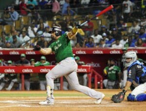 Estrellas firman a receptor agente libre Francisco Peña