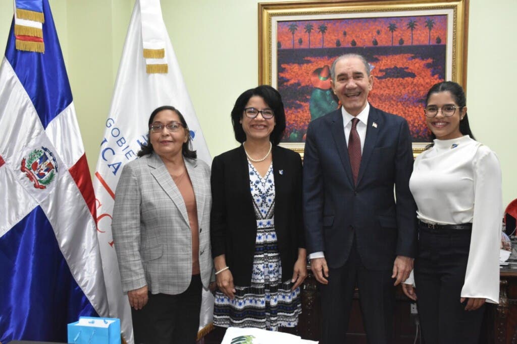 El ministro de Educación Superior, Ciencia y Tecnología (Mescyt), Franklin García Fermín y Naydeen González de Jesús, tras dialigar sobre las becas a estudiantes dominicnaos Massachusetts.