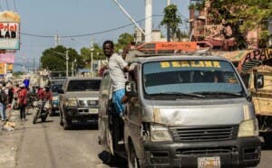 Un muerto y varios heridos en un ataque a dos vehículos del transporte colectivo en Haití