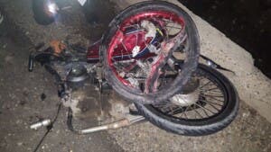 Tragedia en Bonao: tres jóvenes pierden la vida en choque de motocicletas