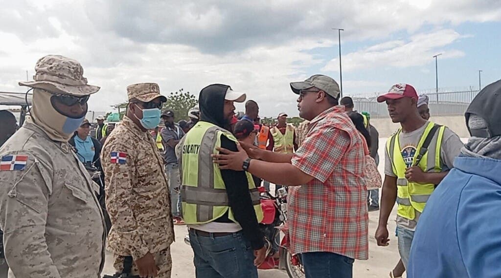 Motoconchistas protestan contra acarreadores haitianos que operan sin licencias en la frontera