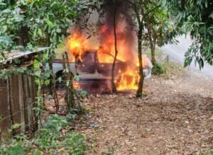 Incendian vehículo de Barrick Pueblo Viejo en El Rayo