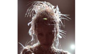 Miley Cyrus anuncia la fecha de estreno de su noveno álbum «Something Beautiful»