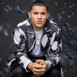 Cantante Ebenezer estrena merengue «Sueldo Mínimo»