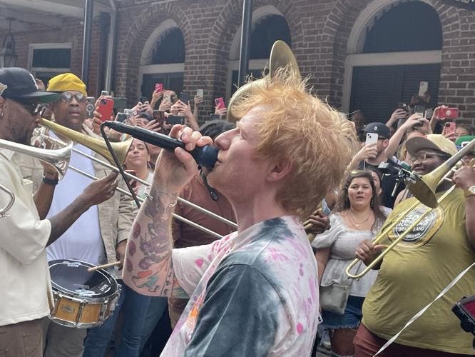 Ed Sheeran canta en Nueva Orleans en concierto callejero