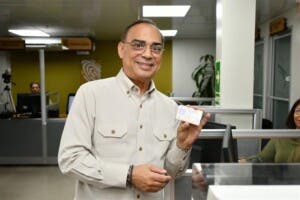 Gilberto Santa Rosa recibe su cédula dominicana