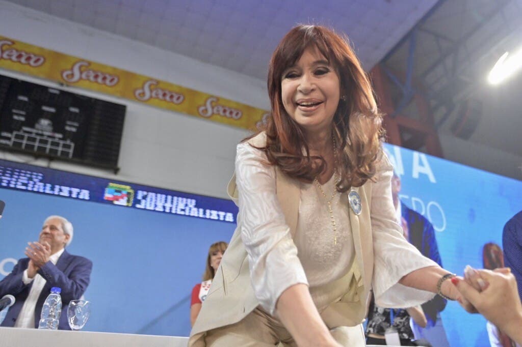 Cristina Fernández, regresaría brevemente a La Plata para terminar sus estudios universitarios, graduándose en 1979.