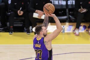 Doncic se venga en Dallas, Phoenix consuma su desastre y Barnes fulmina a Golden State