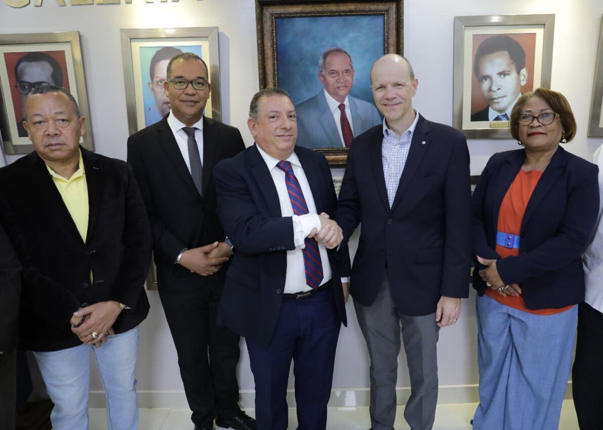 COOPNAMA y CLUSA exploran alianza cooperativa