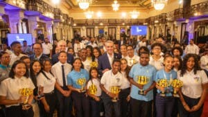 Abinader resalta logros STEAM de estudiantes dominicanos