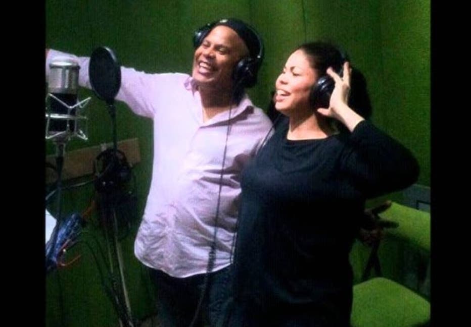 Rubby Pérez junto a su hija Zulinka en un estudio de grabación.